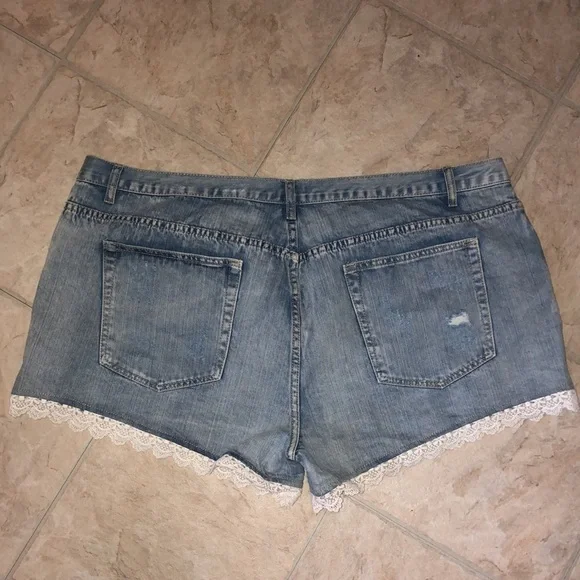 Alice & You 
Distressed Denim Shorts
Size 24 - Picture 4 of 4